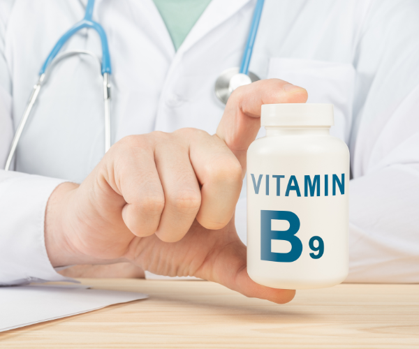 Doctor recommending Vitamin B9 